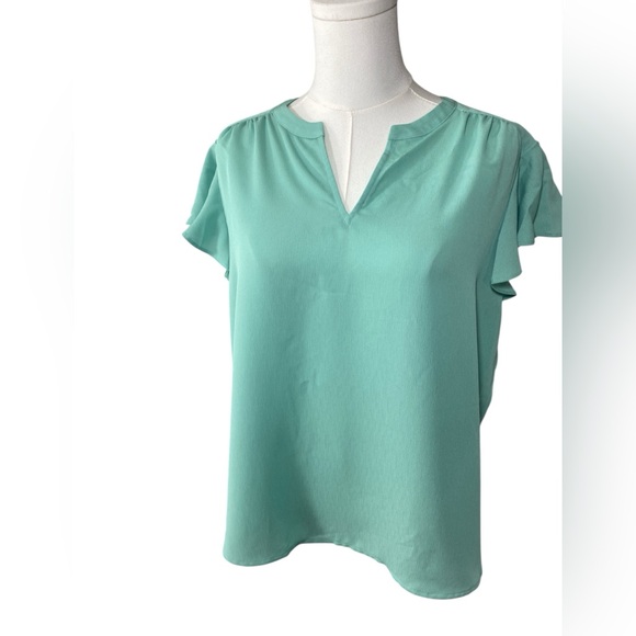 Investments Tops - Investments Petites Women’s L Green Light & Flowy V-neck Ruffle Short Sleeve Top